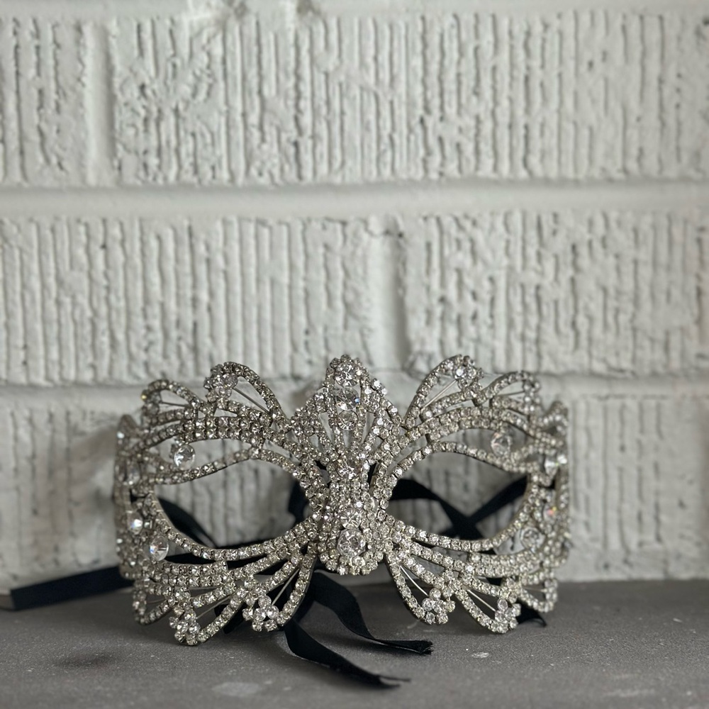 Gorgeous sparkly mask party wedding prom